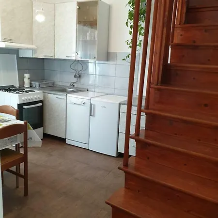 Apartma 42 *