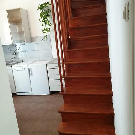 Apartma 42 *